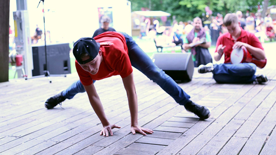 Михал танцует брэйк в парке Ассена на фестивале Art of wonder